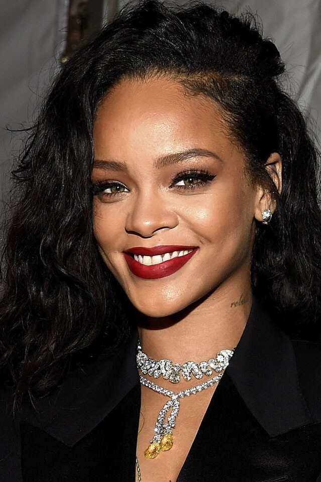 “Shine bright like a diamond” 是 Rihanna 的珠寶配搭大前提,項鏈、耳環、手鏈、戒指等全部愈多愈好 “Shine bright like a diamond” 是 Rihanna 的珠寶配搭大前提,項鏈、耳環、手鏈、戒指等全部愈多愈好