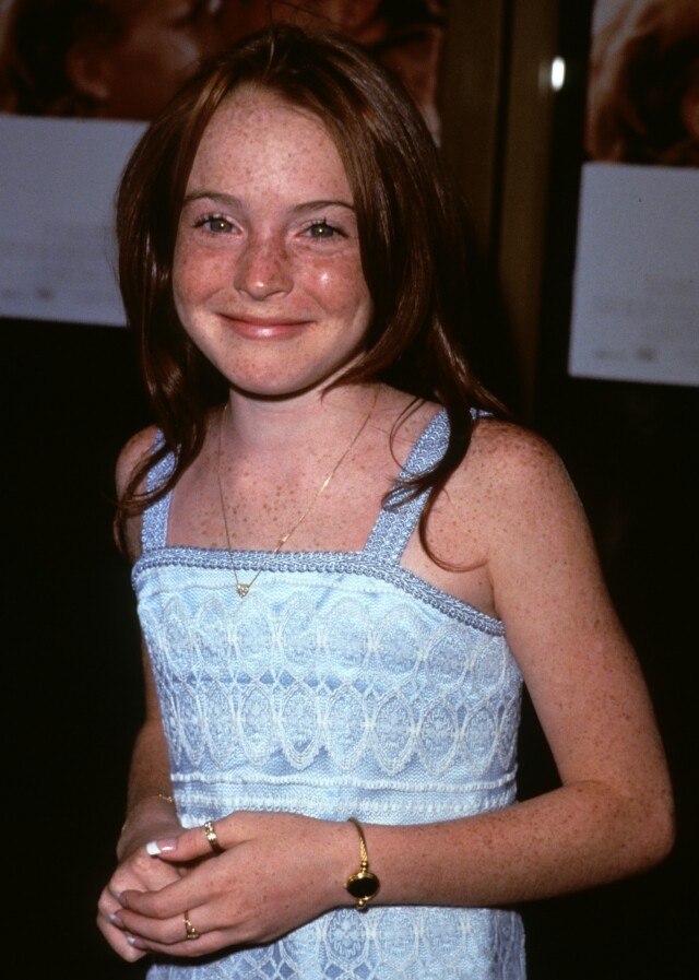 於電影 《The Parent Trap》 中一人分飾兩角，當年僅12歲的Lindsay Lohan憑標誌面孔進軍影壇。