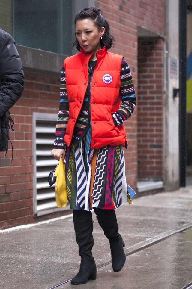 Canada Goose 羽絨同是備有背心款式,襯上連身裙時尚感不減。 Canada Goose 羽絨同是備有背心款式,襯上連身裙時尚感不減。