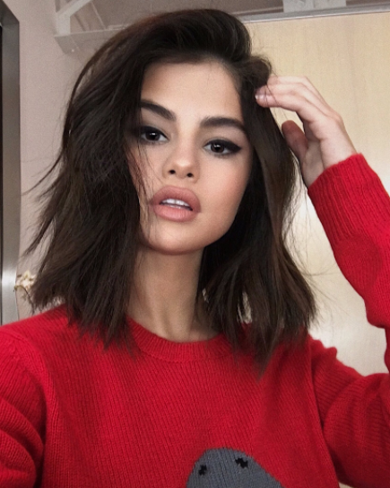 Selena Gomez 想頭髮看起來有「蓬鬆感」不用靠 PS，看看讓幼髮增加「蓬鬆感」的秘訣，門框就不用受罪了。