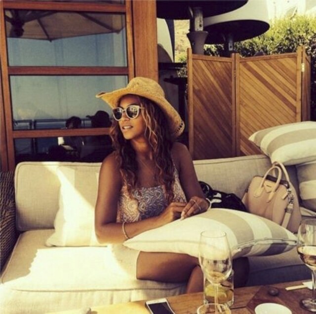 Beyoncé 那隻不對稱的紅酒杯和凹下去的電話也太明顯了吧! Beyoncé 那隻不對稱的紅酒杯和凹下去的電話也太明顯了吧!