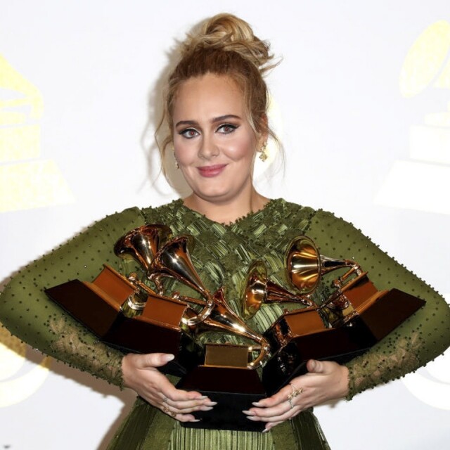 Adele 每次站在舞台上我都會感到焦慮、恐慌，心臟好像快要爆炸，我覺得無法表達自己 。