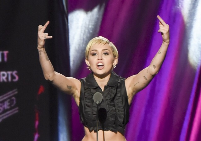 Miley Cyrus 不只一次於大型活動中大方 show 出腋毛。