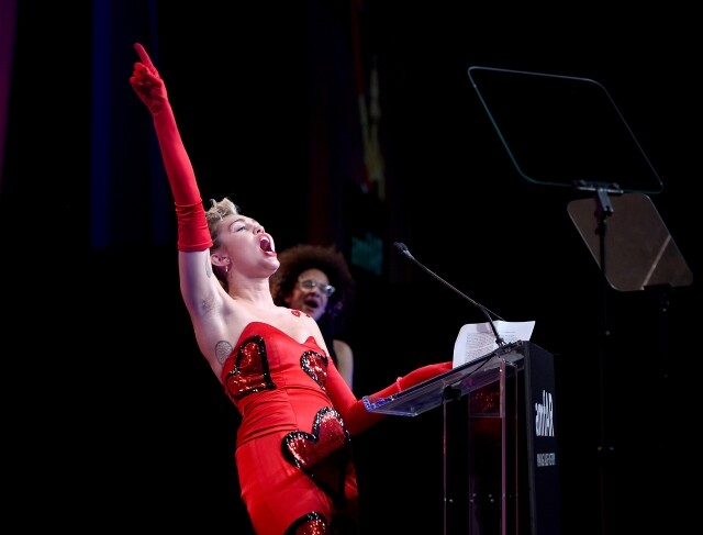 Miley Cyrus Miley Cyrus 近年都不斷嘗試打破世俗一貫的審美觀,不為體毛而感到尷尬都是 Miley Cyrus 近年落力去推動的。 Miley Cyrus Miley Cyrus 近年都不斷嘗試打破世俗一貫的審美觀,不為體毛而感到尷尬都是 Miley Cyrus 近年落力去推動的。