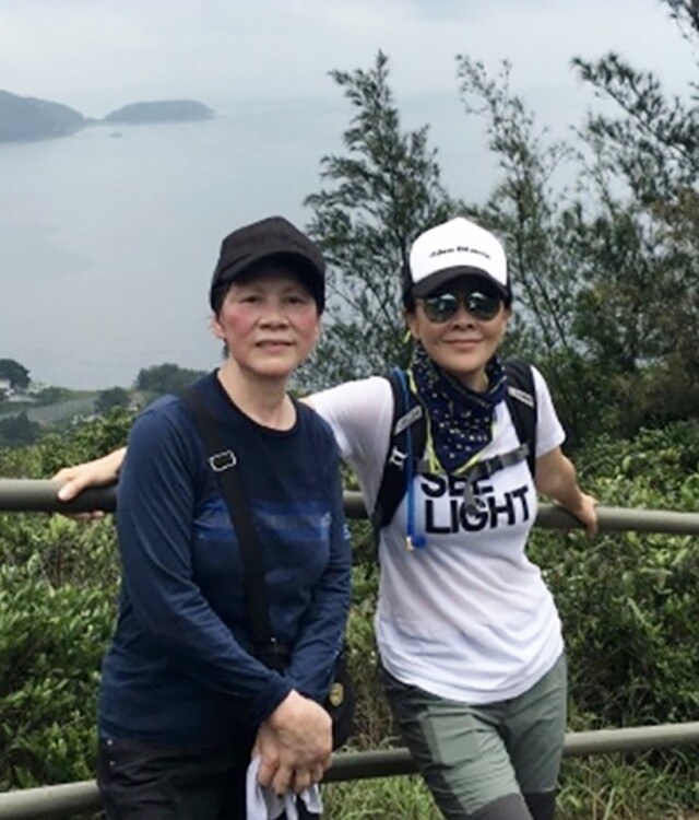 劉嘉玲和劉媽媽一起行山做運動，慶祝母親節