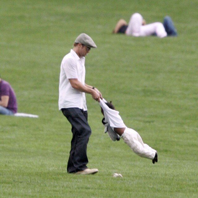 Brad Pitt 會與女兒穿上白色父女裝在草地上玩耍