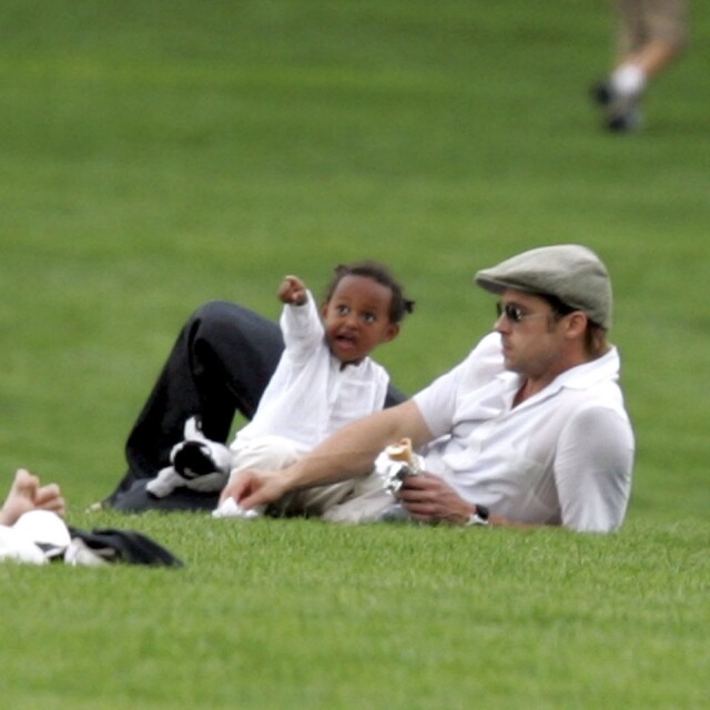 Brad Pitt 會與女兒穿上白色父女裝在草地上玩耍