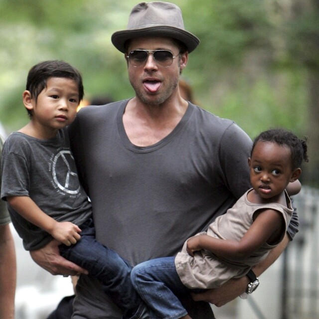 Brad Pitt 會左右手各抱起一位孩子,這種父親的力度溫暖又實在。 Brad Pitt 會左右手各抱起一位孩子,這種父親的力度溫暖又實在。