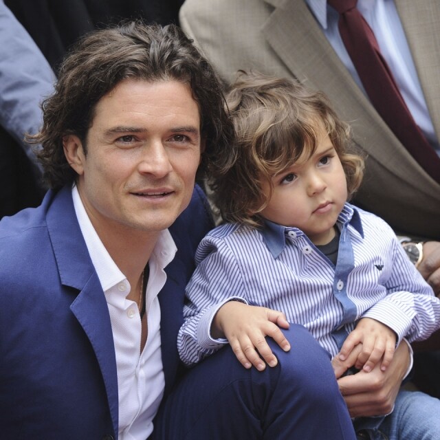 Orlando Bloom 與兒子 Flynn Bloom 髮型已經相似，他們更穿著同色系的恤衫和西裝穿梭紐約街頭。