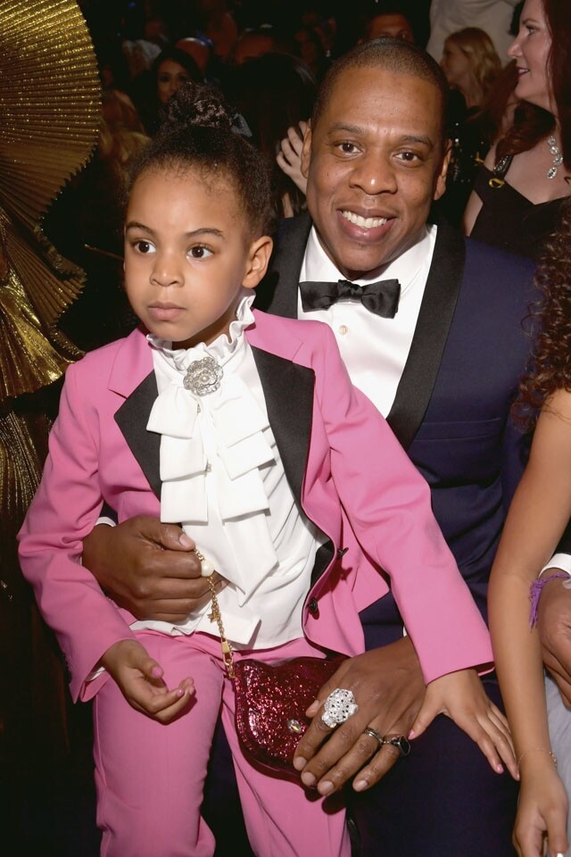 Jay Z 當然也會與愛女襯到絕，他與 Ivy Blue 穿著相似款式的西裝出席第 59 屆格林美獎，比螢幕情侶更搶鏡！