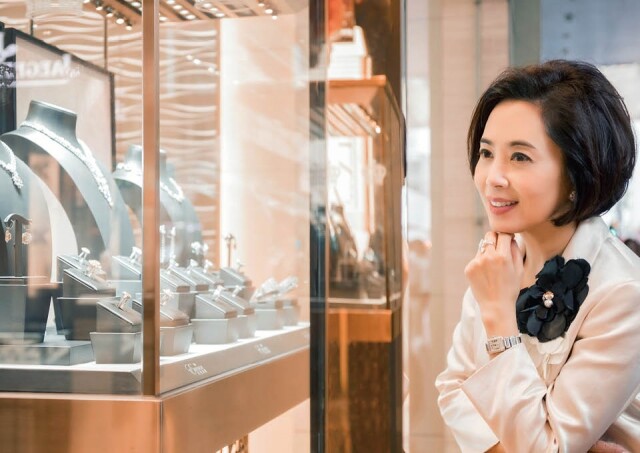 珠寶界名人楊諾詩每年都會送一粒 DIF 原粒一卡左右的鑽石給女兒做禮物。 珠寶界名人楊諾詩每年都會送一粒 DIF 原粒一卡左右的鑽石給女兒做禮物。