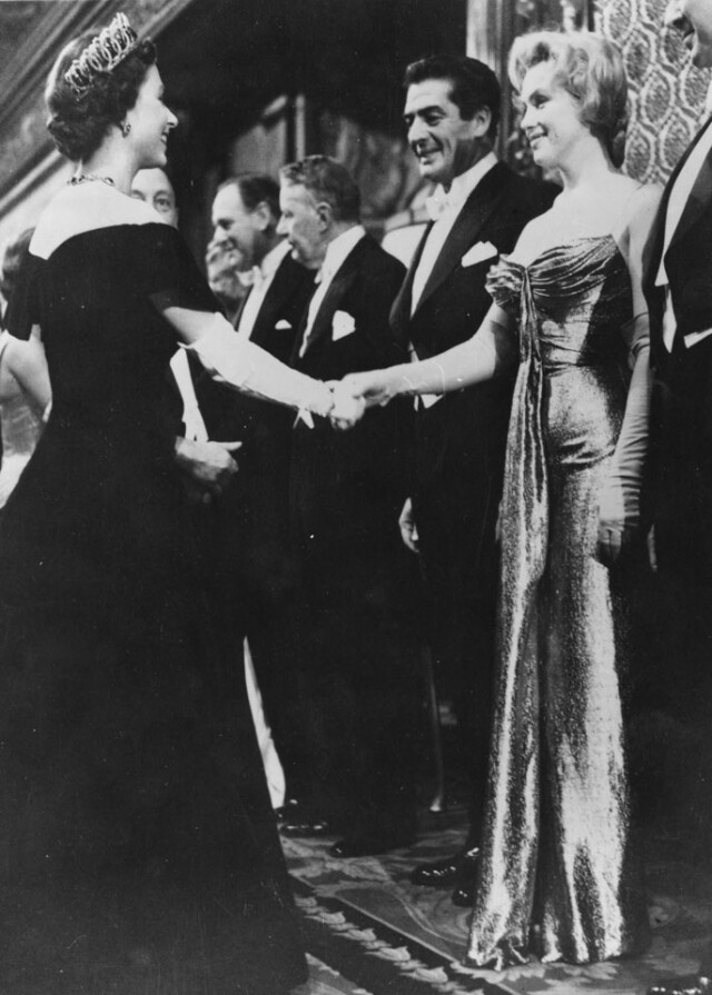 夢露於 1956 年出席首映禮《The Battle of the River Plate》，造就一代女神遇上一代女王的經典畫面。