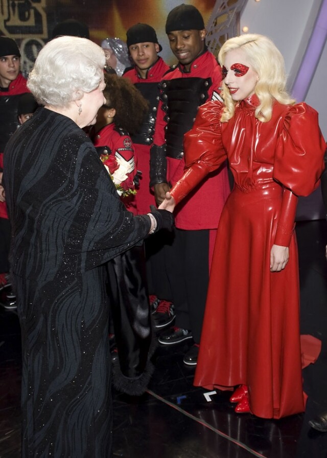 Lady Gaga 穿上一身 latex 紅裙及 blink blink makeup 為英女皇表演。