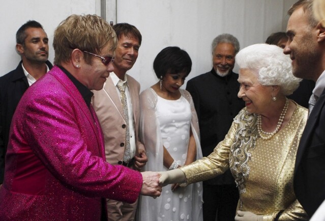 Sir Elton John 因在愛滋病人權益及相慈善活動上不遺餘力獲得受爵。