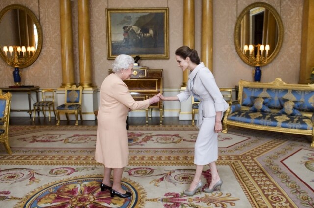 Angelina Jolie 因為提倡在戰亂地區的維持女性權益，而獲女皇接見