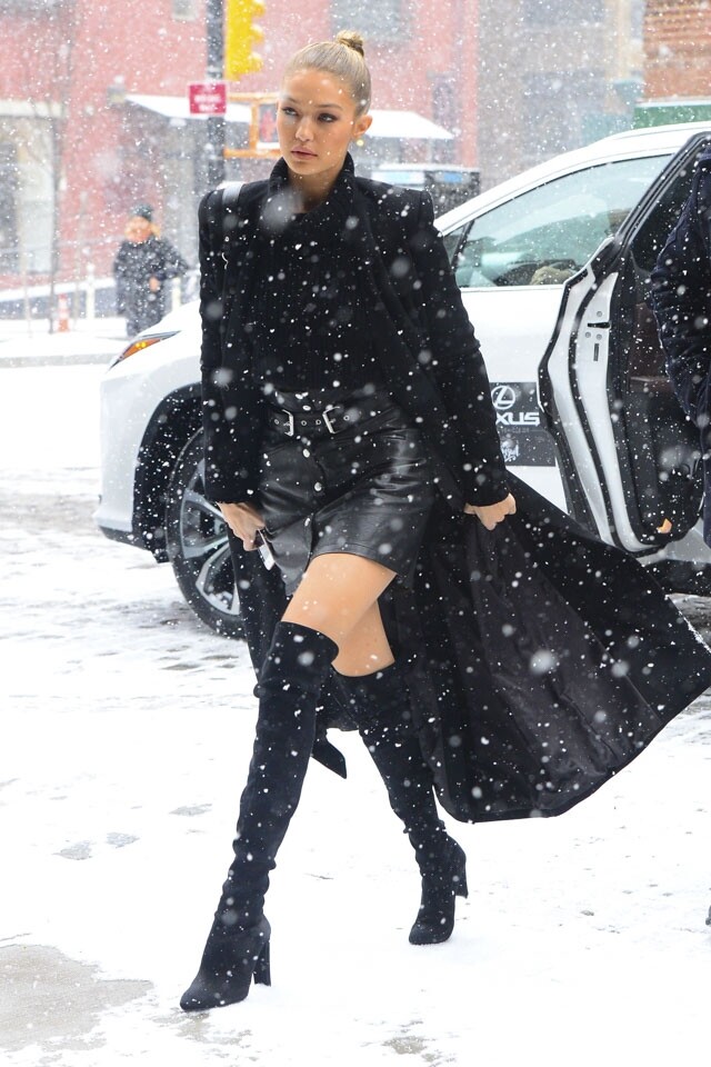 要是換上 Gigi Hadid 腿上的麂皮款長靴，上半身穿上皮革裙都會變得合理多了。