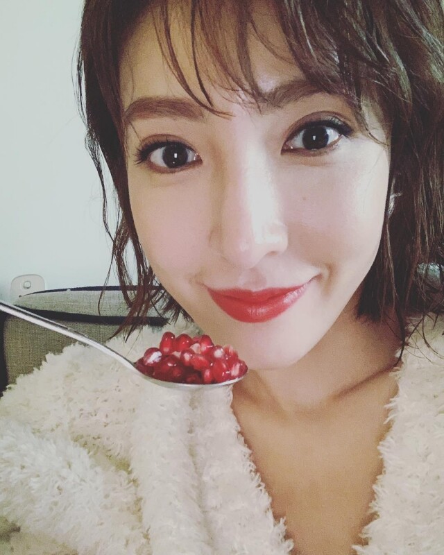 楊謹華更在 Instagram 貼出紅石榴的圖片 楊謹華更在 Instagram 貼出紅石榴的圖片