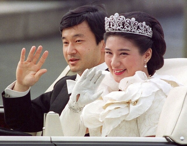 皇太子的癡情也打動了雅子，兩人在 1993 年正式結婚。