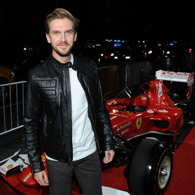 1. 真人版「野獸變王子」 Dan Stevens 中學時是一個壞男孩,當時會在學校抽煙,純粹因為愛挑戰校規。而且愛抗議示威,更因為鬧事而被停學。直到他愛上戲劇,他整個人改變起來。最終成了考進劍橋大學的 Emmanuel College, Cambridge,成為帥氣與知識並重的學霸!(由於大學是允許抽煙的,所以 Dan Stevens 就立即不抽了,真反叛。) 1. 真人版「野獸變王子」 Dan Stevens 中學時是一個壞男孩,當時會在學校抽煙,純粹因為愛挑戰校規。而且愛抗議示威,更因為鬧事而被停學。直到他愛上戲劇,他整個人改變起來。最終成了考進劍橋大學的 Emmanuel College, Cambridge,成為帥氣與知識並重的學霸!(由於大學是允許抽煙的,所以 Dan Stevens 就立即不抽了,真反叛。)