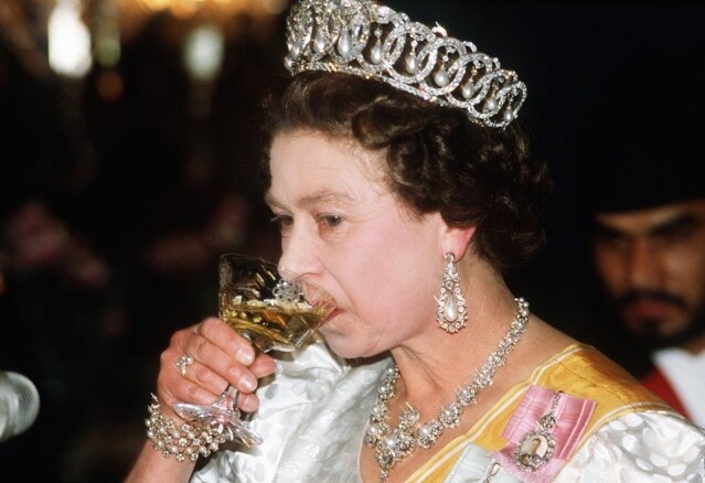 根據英國《獨立報》，英女皇的好朋友兼表姐 Margaret Rhodes 透露，英女皇每天午餐前都會喝一杯琴酒（Gin）和杜本內（Dubonnet），再加一片檸檬和大量的冰；午餐用餐的時候會喝一杯 Dry Martini；晚上則會喝一杯香檳。