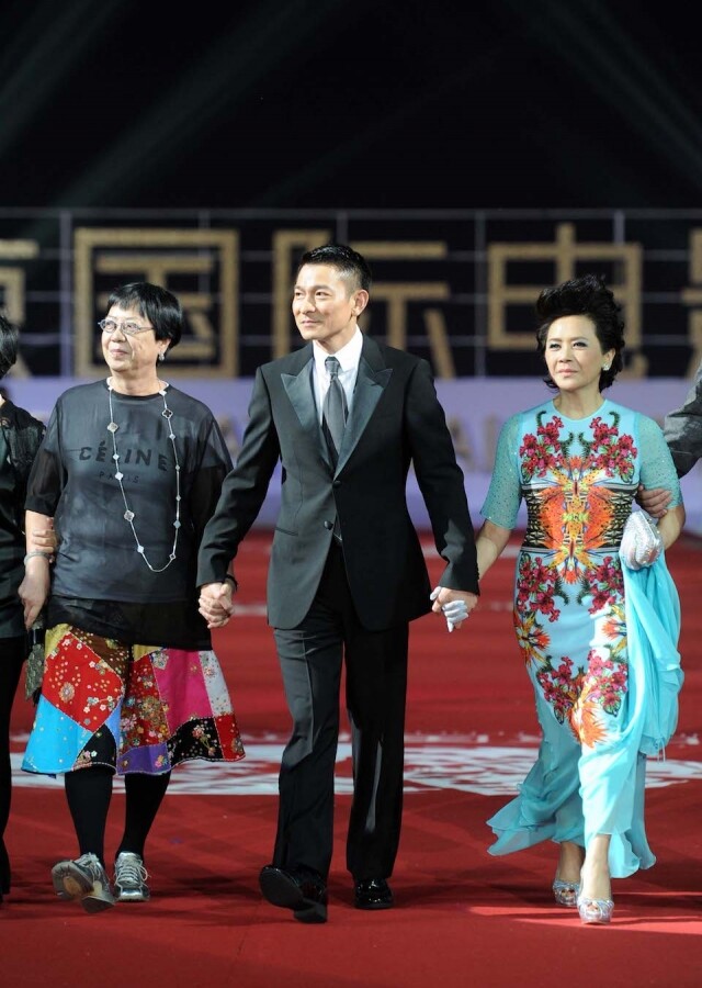 葉德嫻 40 年孤身走我路每天倒立保青春:「其實我活得很精彩!」 葉德嫻 40 年孤身走我路每天倒立保青春:「其實我活得很精彩!」