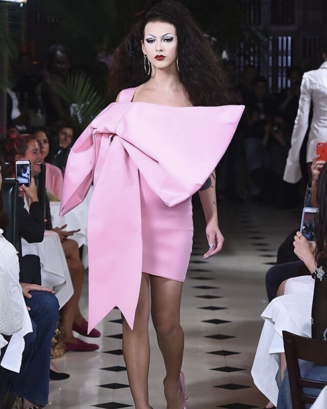 在成為內衣代言人不久後,Violet Chachki 成為了「流性人」(Gender-Fluid)模特兒之一 在成為內衣代言人不久後,Violet Chachki 成為了「流性人」(Gender-Fluid)模特兒之一