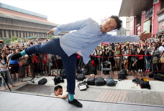 2012 年陳奕迅在台灣參加校園演唱會，意外失足跌下舞台。