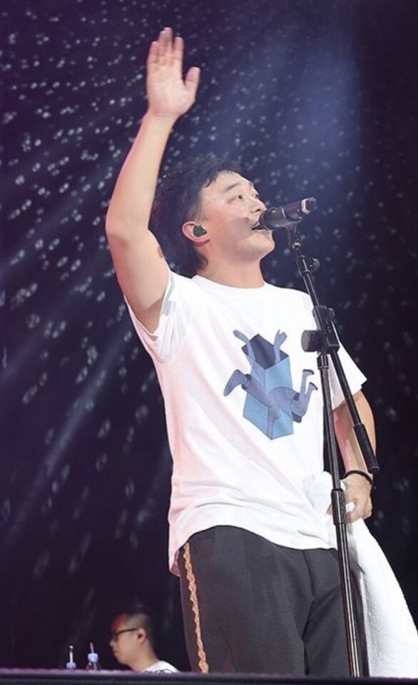 2002 年陳奕迅奪得台灣金曲獎「最佳國語男歌手獎」，繼張學友後首個奪得這項大獎的香港歌手。