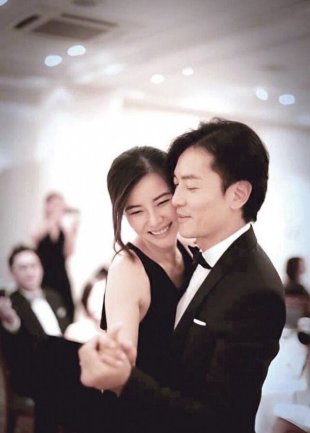 2013 年，鄭伊健與拍拖 7 年的蒙嘉慧於東京低調結婚。