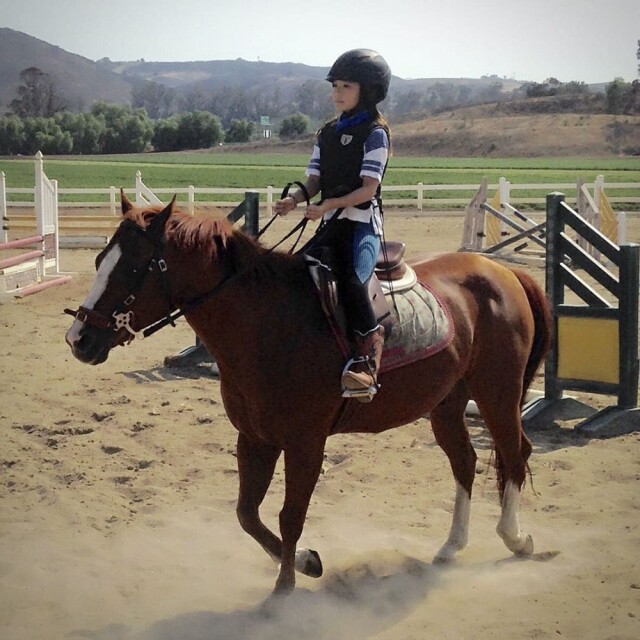 閒時 Ella 也會參加高難度的騎馬興趣班，動靜皆宜！