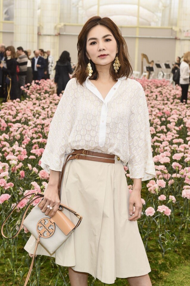 Tory Burch Miller 系列手袋 Tory Burch 手袋一向都是中價之選,而 Ella 陳嘉樺選了 Tory Burch Miller 系列,設計較為隨性,配上女人味十足的打扮,依舊不失時尚味。 Tory Burch Miller 系列手袋 Tory Burch 手袋一向都是中價之選,而 Ella 陳嘉樺選了 Tory Burch Miller 系列,設計較為隨性,配上女人味十足的打扮,依舊不失時尚味。