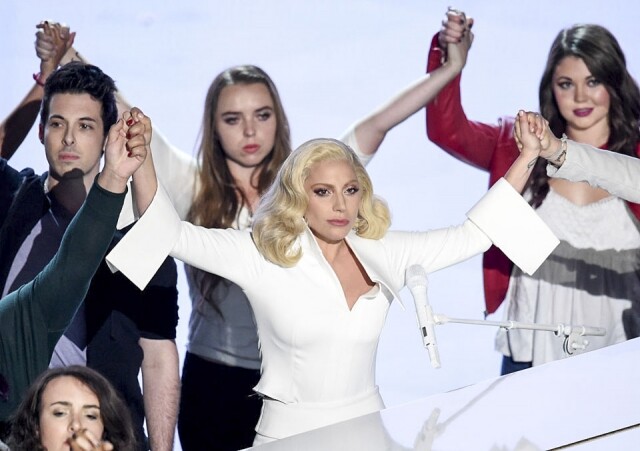 2016 年，同為性侵受害者的 Lady Gaga 在奧斯卡頒獎典禮上，與另外52位性侵倖存