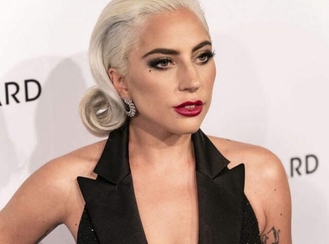 女性藝人總是被要求着不同的形象，可能要性感，可能要充滿女人味。Lady Gaga