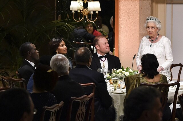 6. 所有皇室活動都必須以英女皇為首 當英女皇立起身時，你要站立；而當她坐下時，你又必須坐下。用膳亦然；英女皇吃飯時，你要吃飯，但當她用膳完畢之際，你的用餐時間也將告完結。換言之，皇室用餐時間的長度，由英女皇話事。所以，倘若某天你餓壞了，你最好祈禱她跟你一樣。