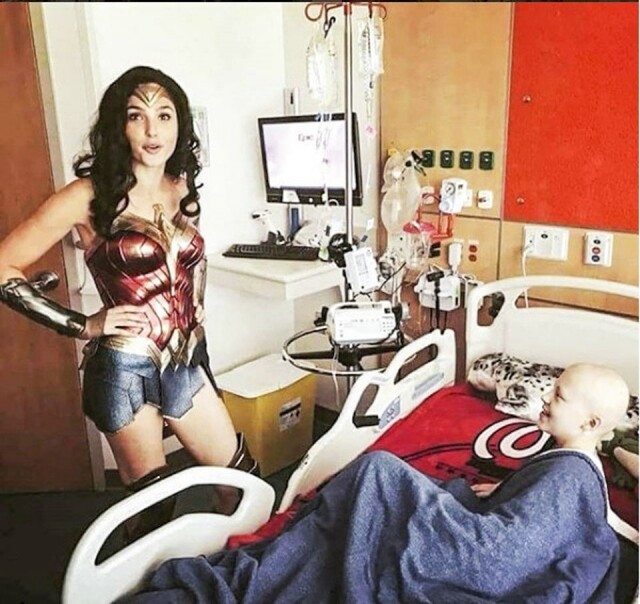 Gal Gadot 不只內外兼具,而且身手了得,跟 Wonder Woman 一樣,心地善良,擁有仗義精神。 Gal Gadot 不只內外兼具,而且身手了得,跟 Wonder Woman 一樣,心地善良,擁有仗義精神。