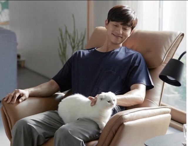 孔劉閑在家的時候為家中貓貓清潔食盤，對於上社交網站完全缺乏興趣。