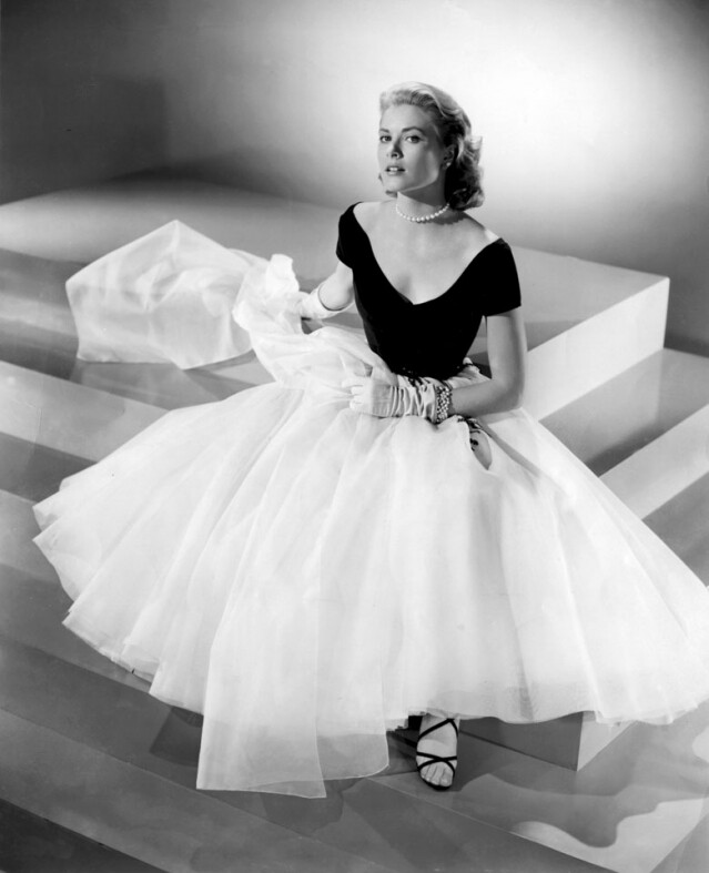 在電影《Rear Window》中，Grace Kelly 所穿的一襲修腰傘型連身裙