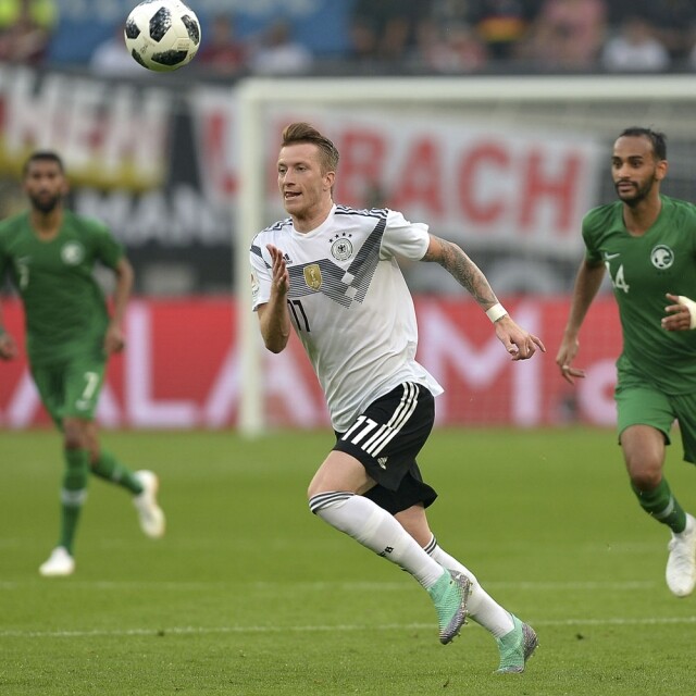 Marco Reus 的髮型不像是塗抹了大量的髮泥、髮油 Marco Reus 的髮型不像是塗抹了大量的髮泥、髮油