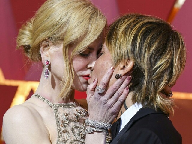 Nicole Kidman 在 2017 年的第 87 屆奧斯卡頒獎禮紅地毯上與老公 Keith Urban 親親,大放「閃光 Nicole Kidman 在 2017 年的第 87 屆奧斯卡頒獎禮紅地毯上與老公 Keith Urban 親親,大放「閃光