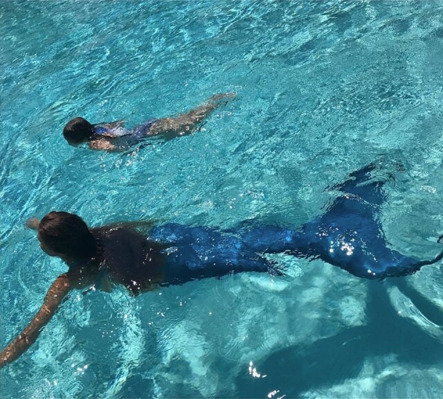 哈七 Harper Seven Beckham 與美人魚媽媽 Victoria Beckham 在水中暢泳。而長髮自是美人魚的必備造型元素。