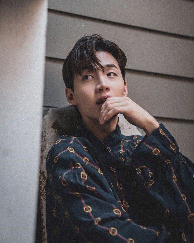 在舞台上 Henry 一直是才華洋溢,更有音樂才子之稱。他5歲便開始學習古典 在舞台上 Henry 一直是才華洋溢,更有音樂才子之稱。他5歲便開始學習古典
