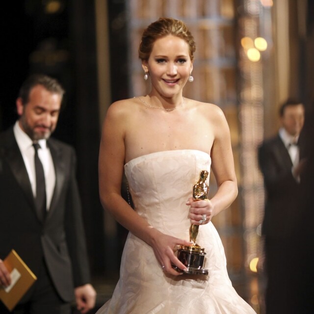 即使早前勇奪奧斯卡影后時，Jennifer Lawrence 都是以左手捧著獎頂。