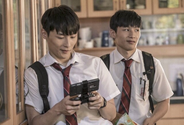 弟弟湯君耀在《大師兄》中飾演一個對嚴重沉迷遊戲的問題少年