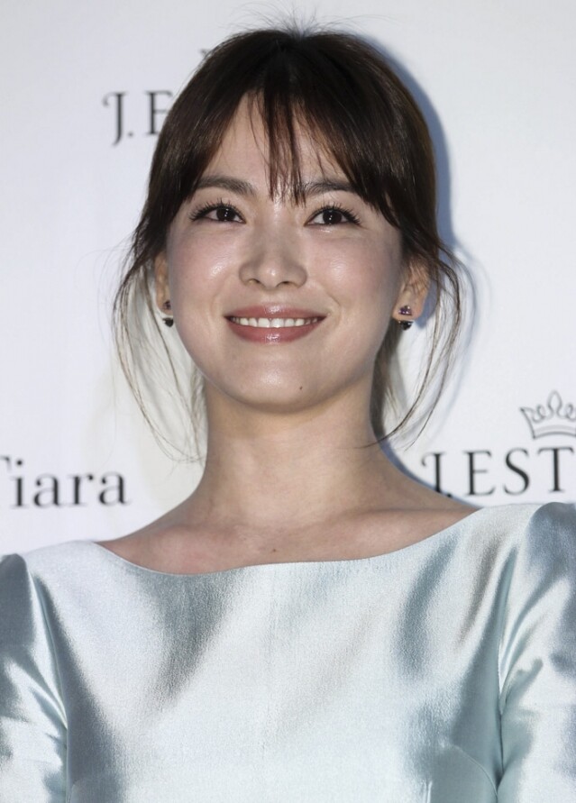 宋慧喬的逆生長效果也要歸功於她的髮型。幾年前「空氣劉海」紅遍大江南北,喬妹沒有盲目跟從,反而將「空氣劉海」偏向兩邊,改良成「八字劉海」。「八字劉海」厚度介乎於空氣劉海和厚劉海之間,超級修飾臉型,也達至減齡效果。 宋慧喬的逆生長效果也要歸功於她的髮型。幾年前「空氣劉海」紅遍大江南北,喬妹沒有盲目跟從,反而將「空氣劉海」偏向兩邊,改良成「八字劉海」。「八字劉海」厚度介乎於空氣劉海和厚劉海之間,超級修飾臉型,也達至減齡效果。