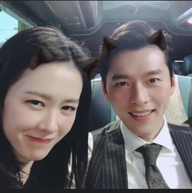 玄彬和孫藝珍經常在 IG 中互動,在頭併頭合照上加上卡通小耳朵,顯得溫馨又親暱。 玄彬和孫藝珍經常在 IG 中互動,在頭併頭合照上加上卡通小耳朵,顯得溫馨又親暱。