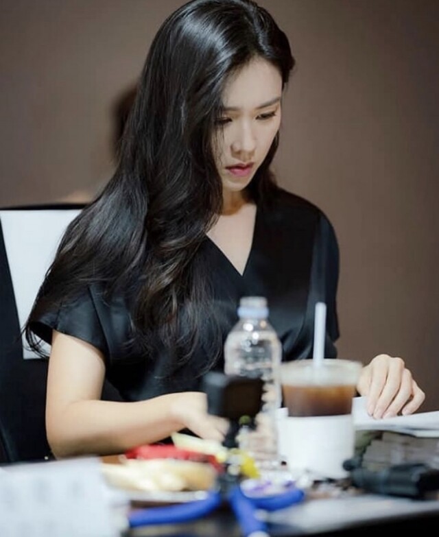 孫藝珍在韓劇《愛的迫降》工作會議上，十分細心地研究劇本。