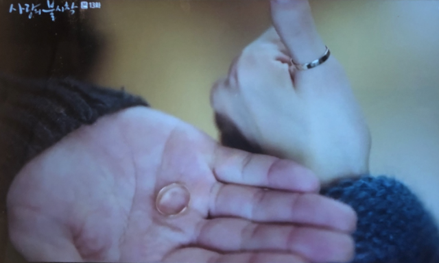 玄彬買下兩款戒指，並為孫藝珍戴同一款戒指。