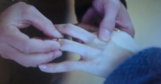 韓劇《愛的迫降》最新劇透,玄彬為孫藝珍戴上戒指,意味結婚。 韓劇《愛的迫降》最新劇透,玄彬為孫藝珍戴上戒指,意味結婚。
