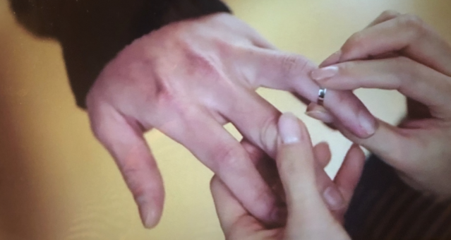 韓劇《愛的迫降》最新劇透，孫藝珍為玄彬戴上戒指，意味結婚。