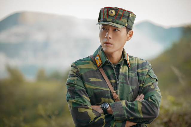在《愛的迫降》中，玄彬扮演北韓軍人，穿的自然是北韓軍服。